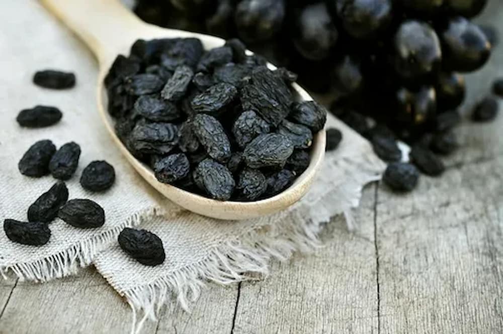 Benefits of black raisins soaked in water