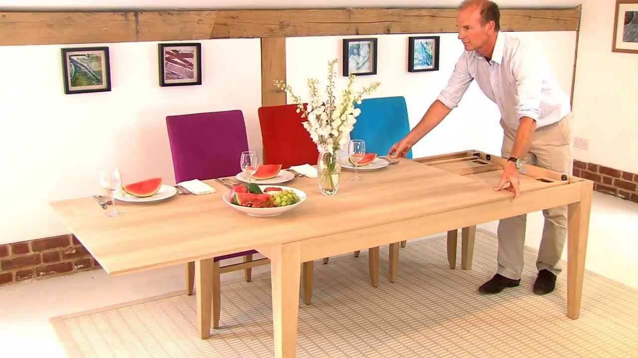 Dining table that extends