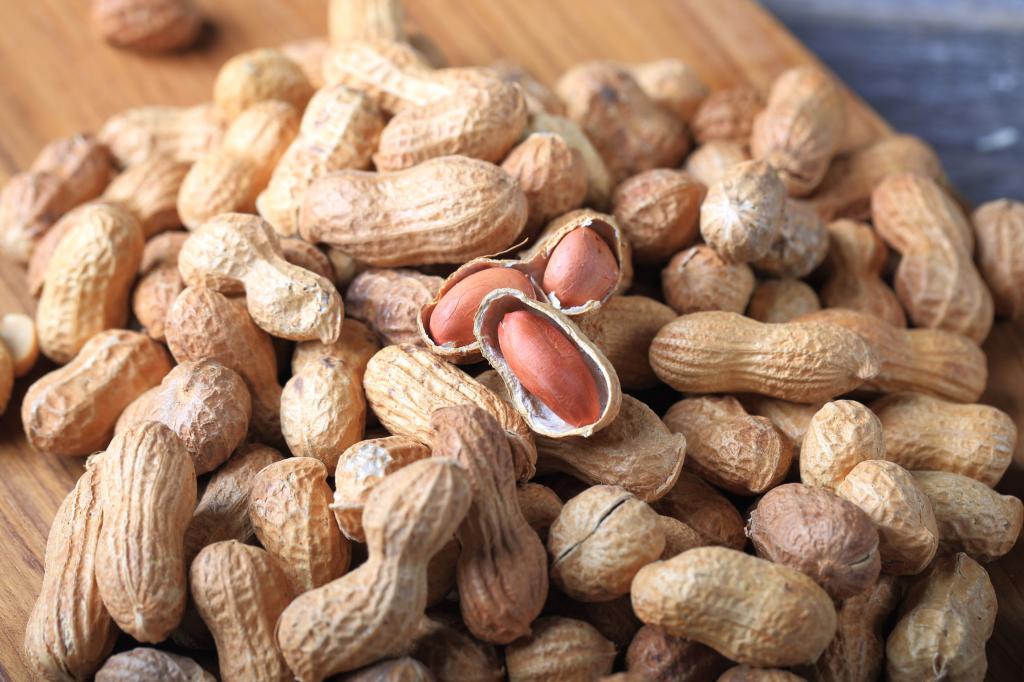 can you eat raw redskin peanuts