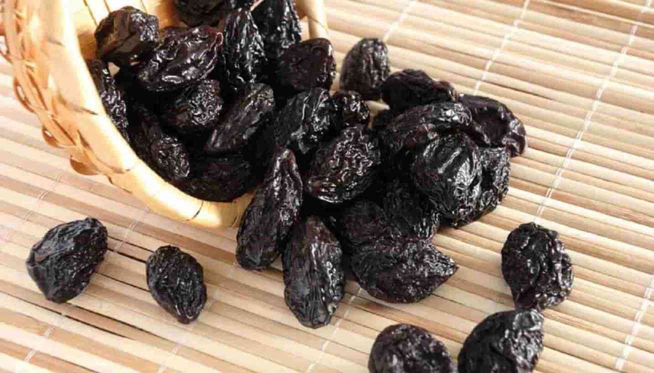 20 black raisins calories