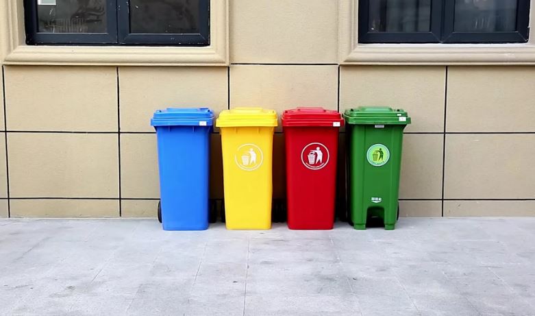 Plastic bins with lids