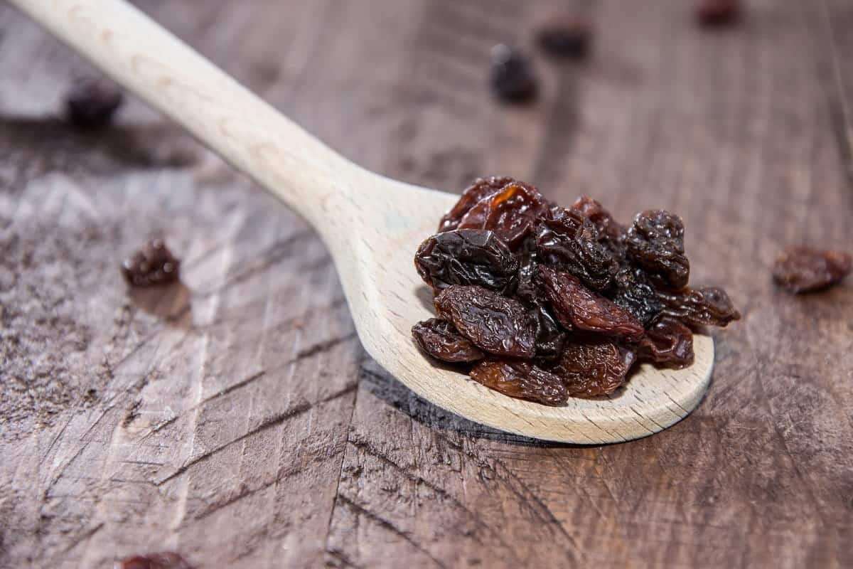 Black raisins Hindi name