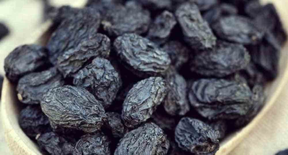 how to consume black raisins