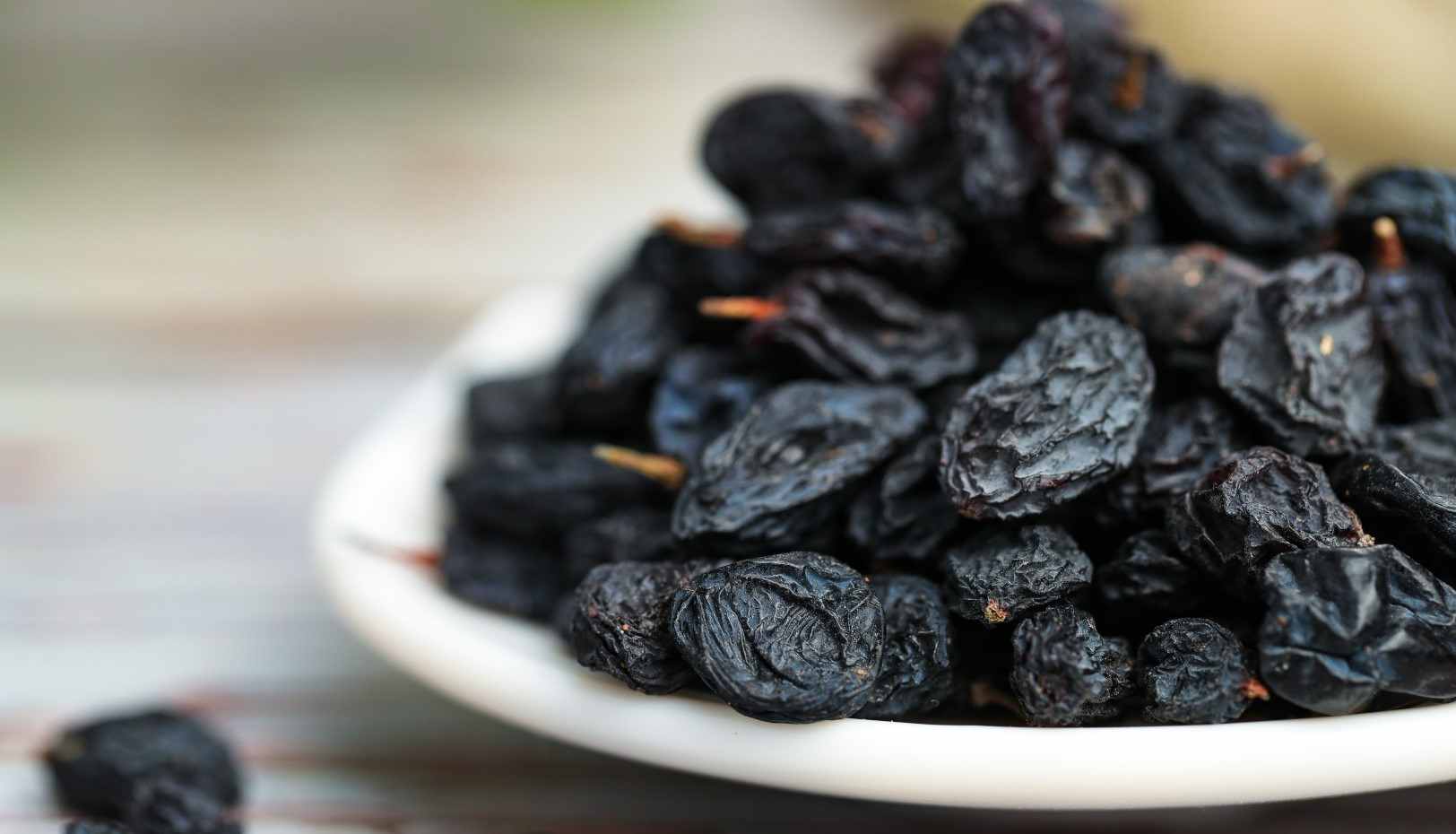 How to eat black raisins during pregnancy