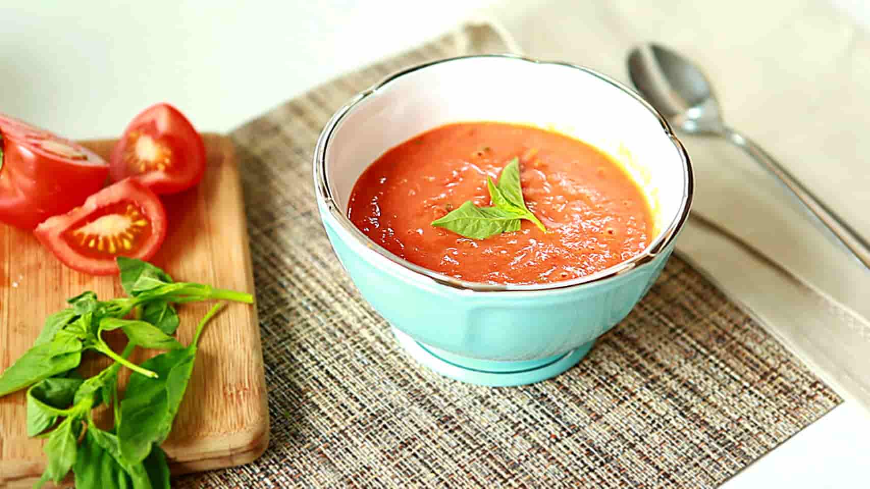 Суп томатный рецепты из свежих. Томато суп. Томатный суп «Капрезе». Томатный суп велюте. Томатный крем суп.