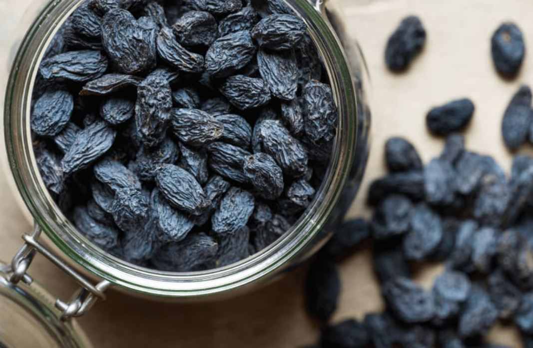 What are the benefits of black raisins