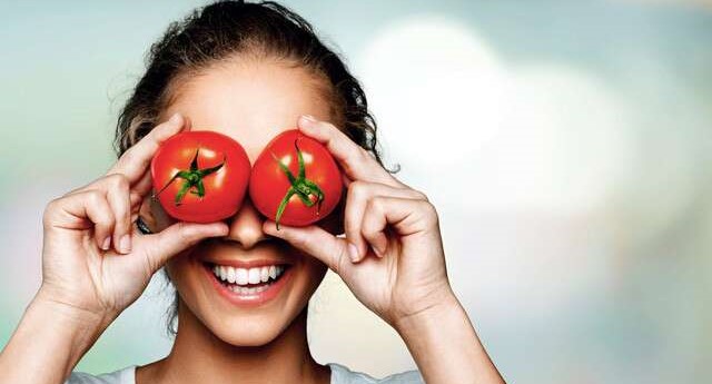 Benefits of applying tomato and sugar on face