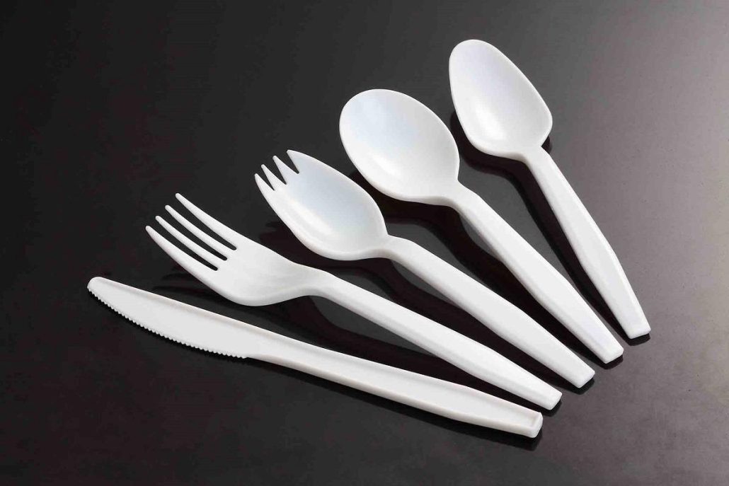 Disposable plastic cutlery set