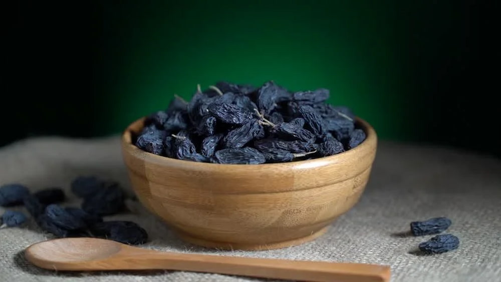 Soaked black raisins benefits
