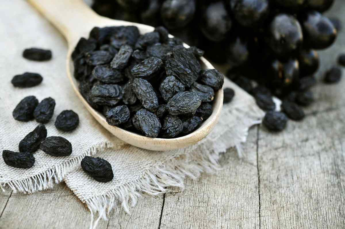 How many raisins to eat per day