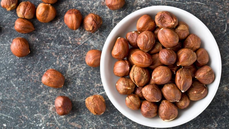 What factors affect the daily price of hazelnuts