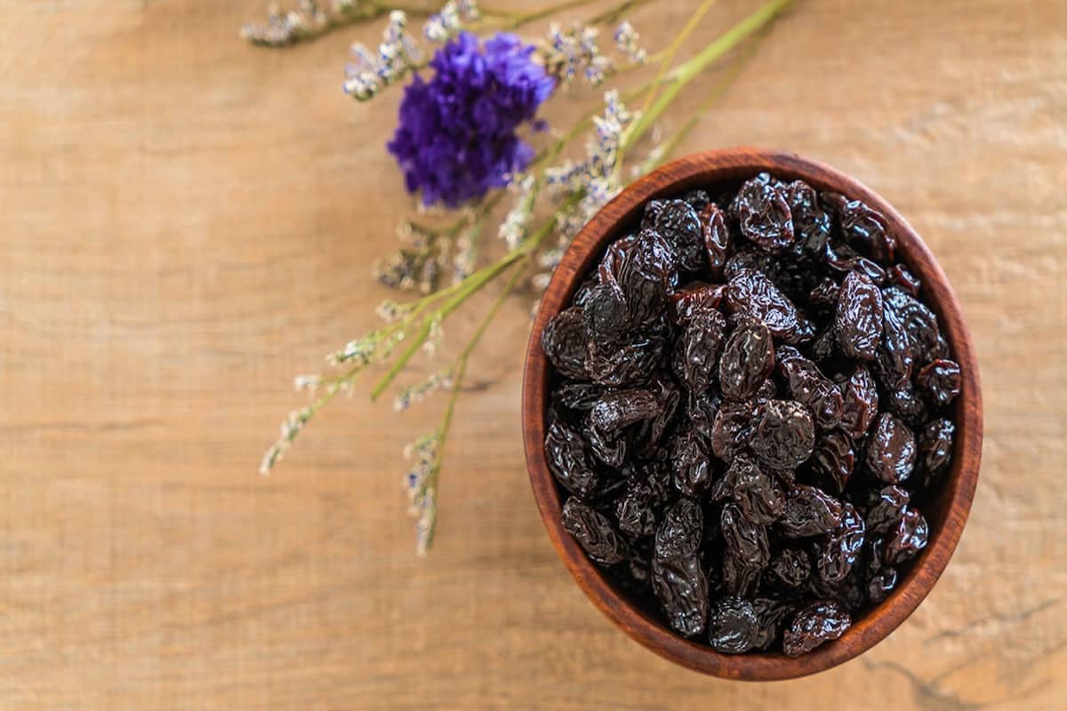 Iron in black raisins