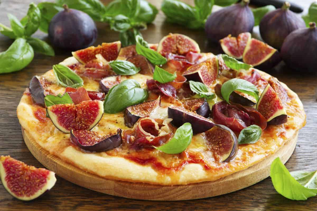 Dried fig pizza