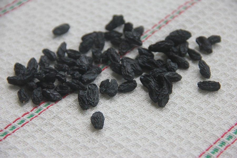 medicinal benefits of black raisins