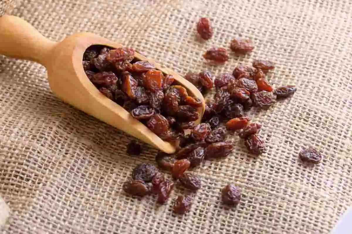 Black raisins benefits in Hindi