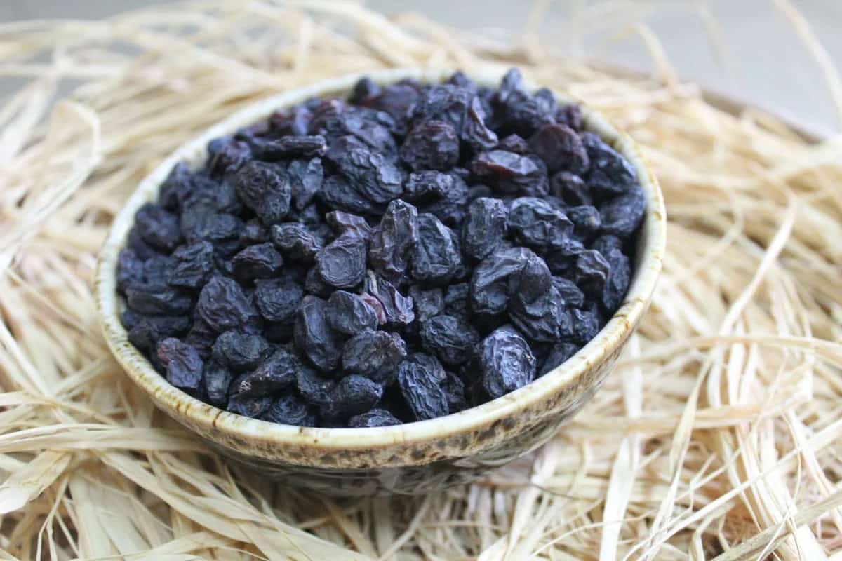 Black raisins in Hindi
