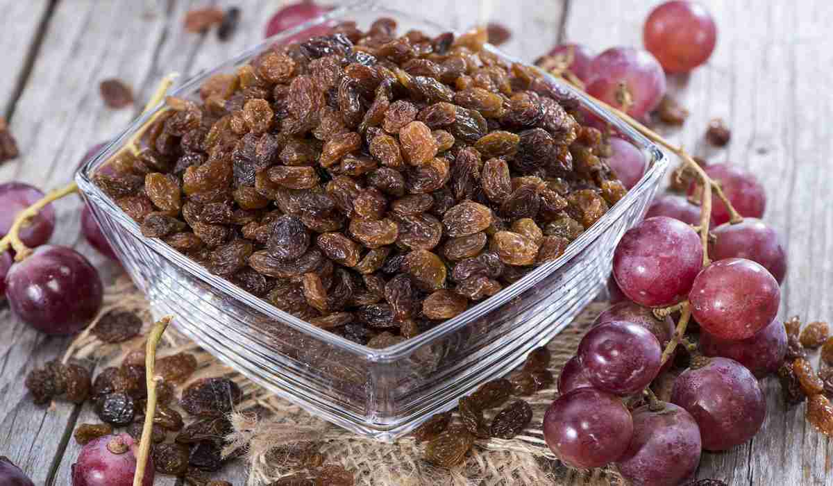 black raisins soaked in water for skin