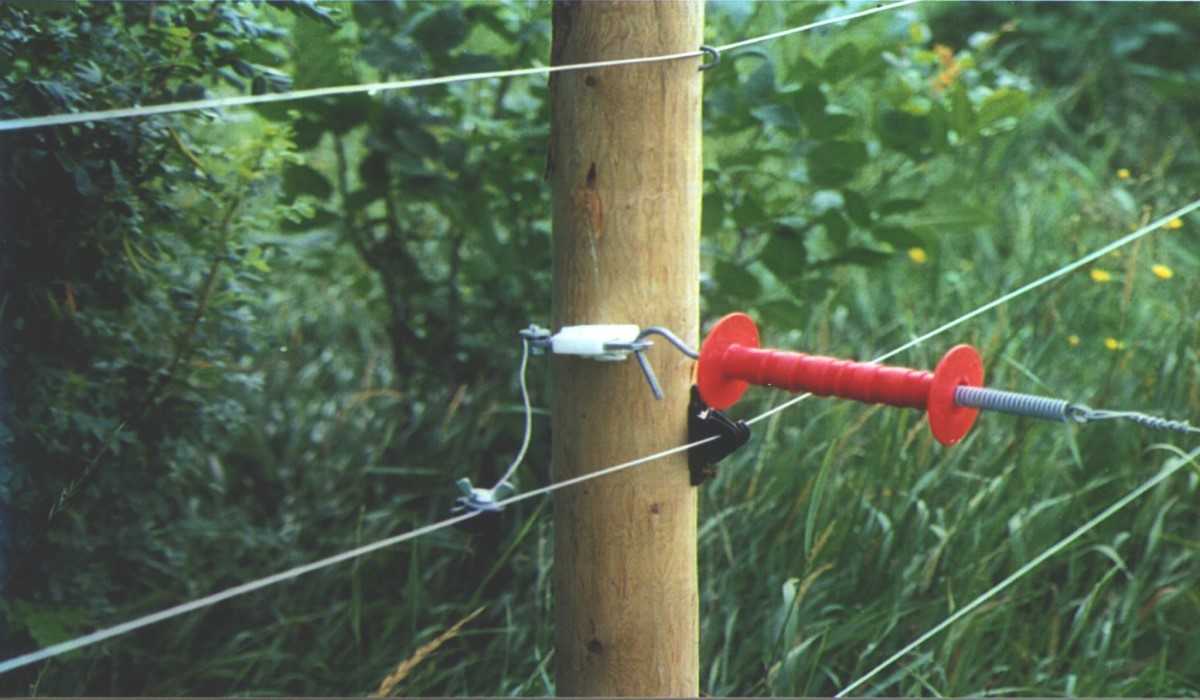 High voltage cable for electric fence
