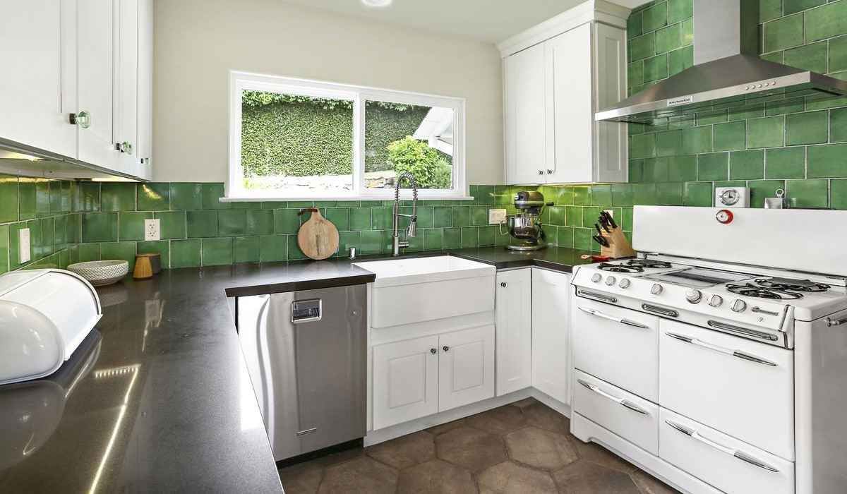 emerald kitchen backsplash