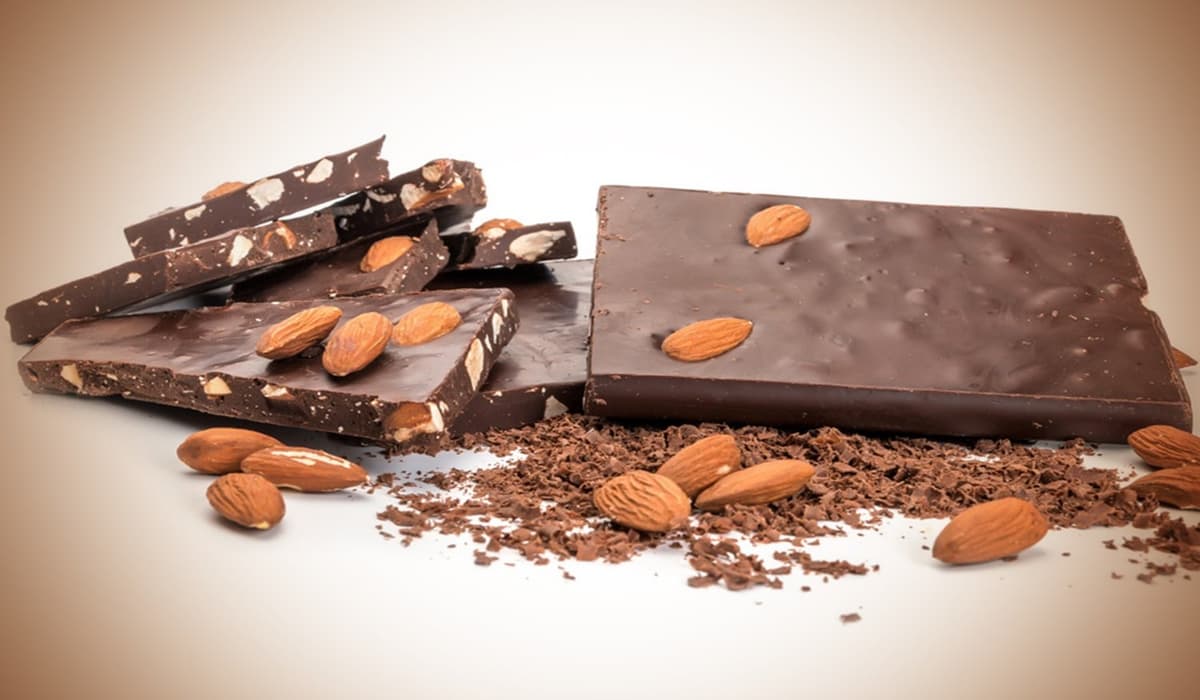almond chocolate calories