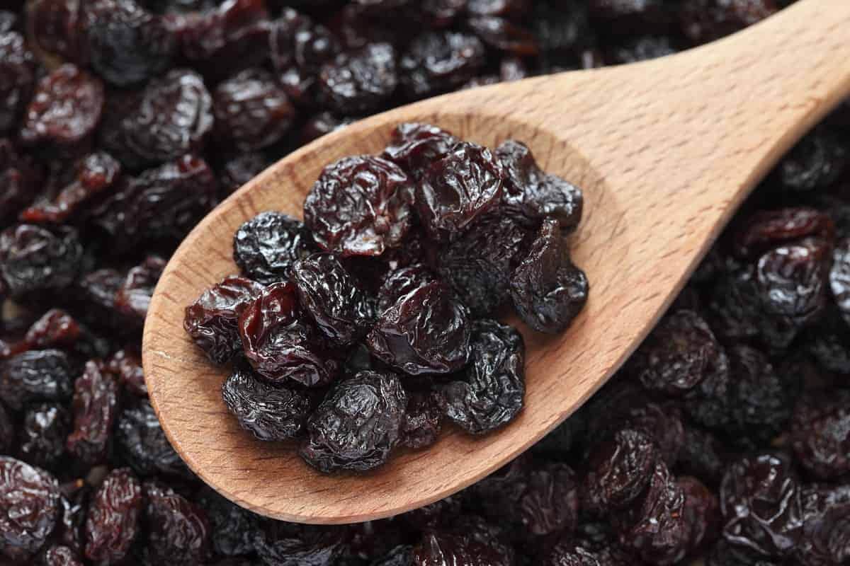 black raisins per 100g