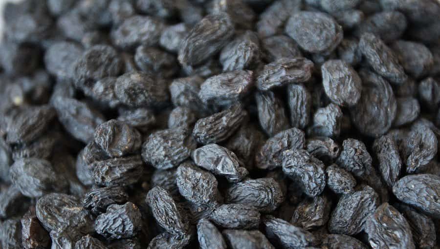 black raisins in hindi