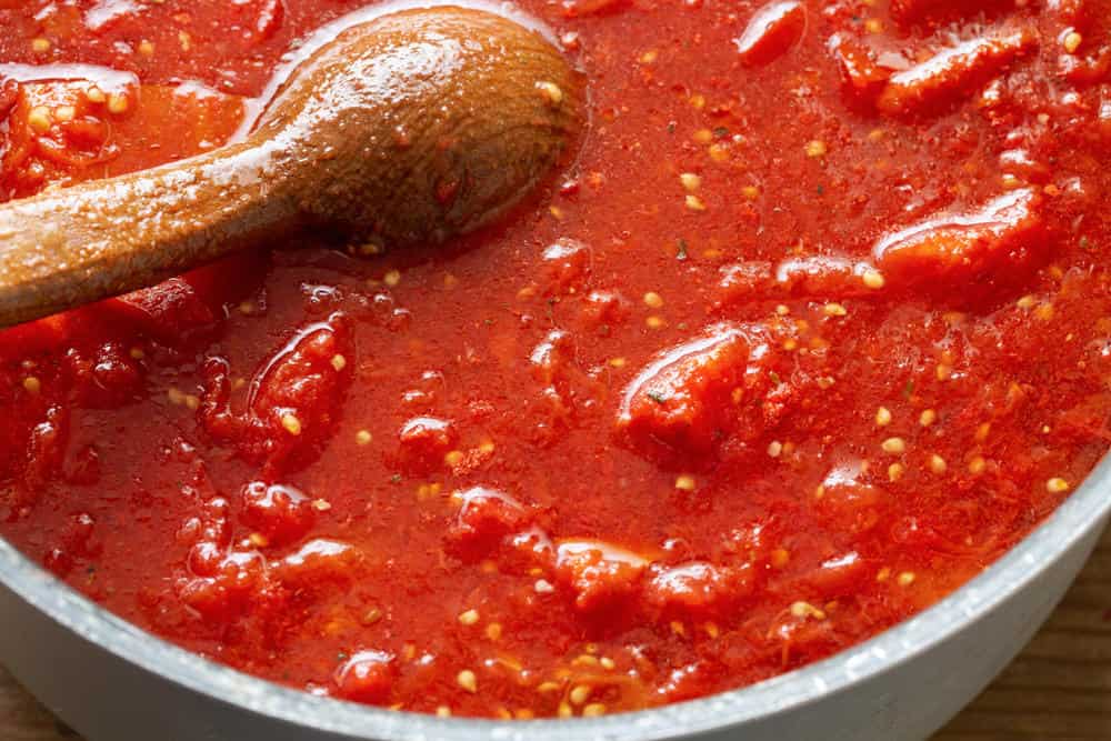 Tomato sauce with fresh tomatoes