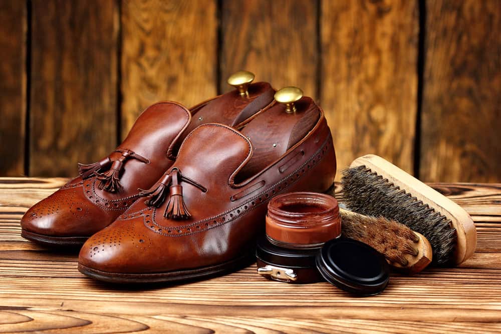 Leather clog shoes