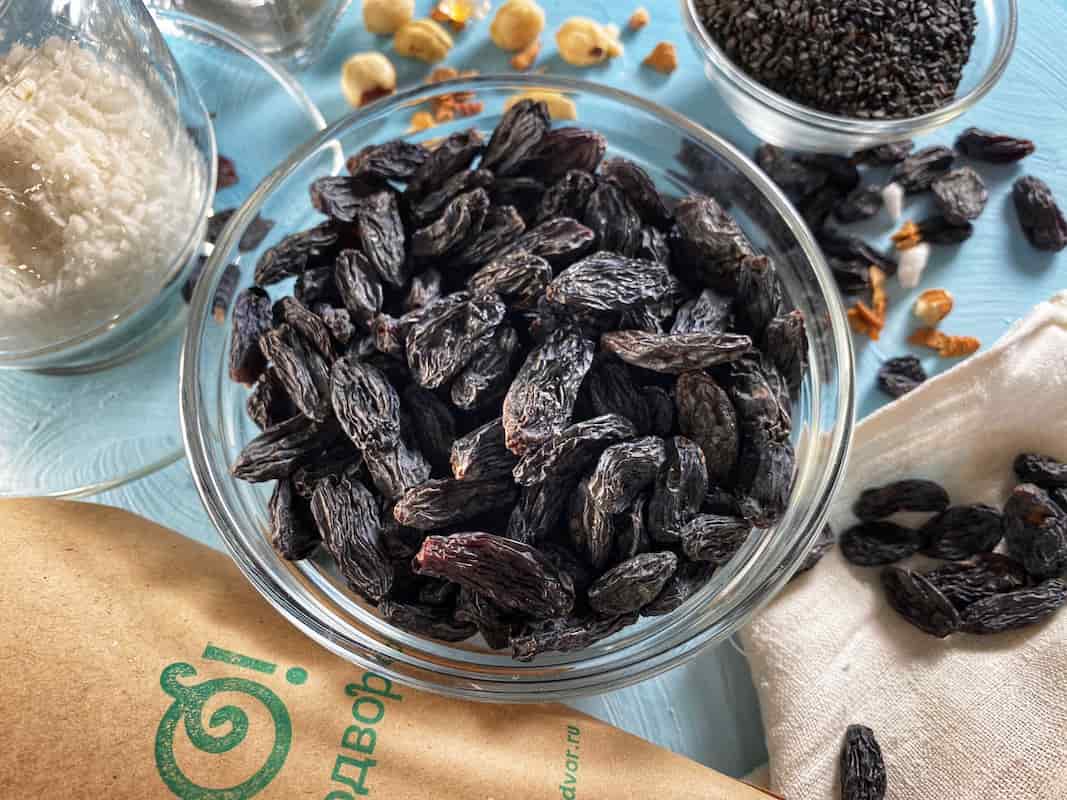 soaked black raisins benefits