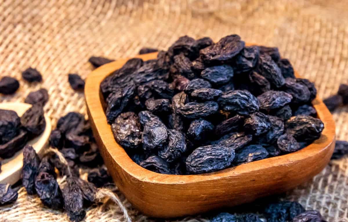 black raisins with seeds