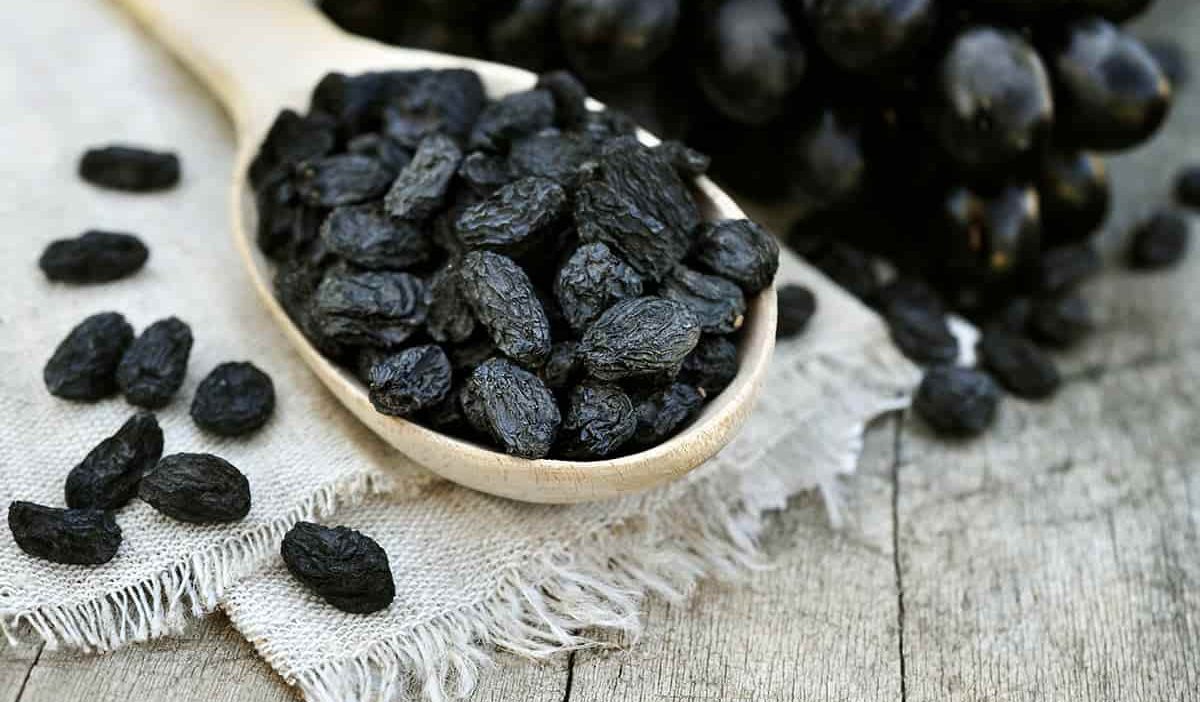 Black raisins for health benefits