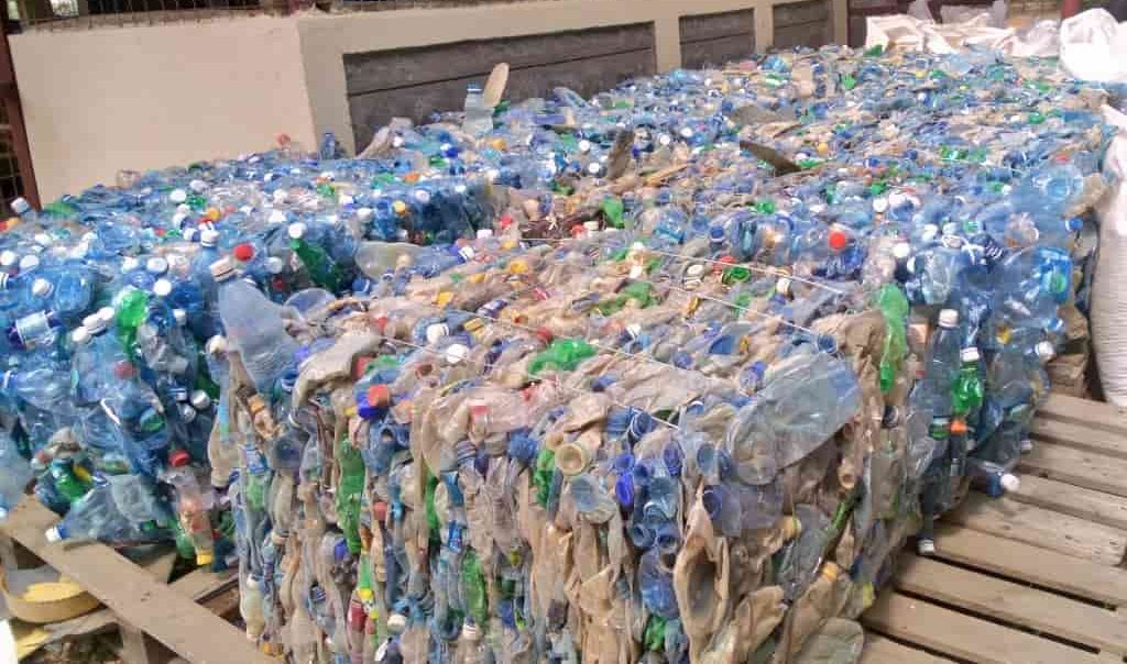 Сколько сохнет пластик. Plastic waste Recycling. Трудноперерабатываемый пластик. Recycled Plastic products. Plastic Recycling process.
