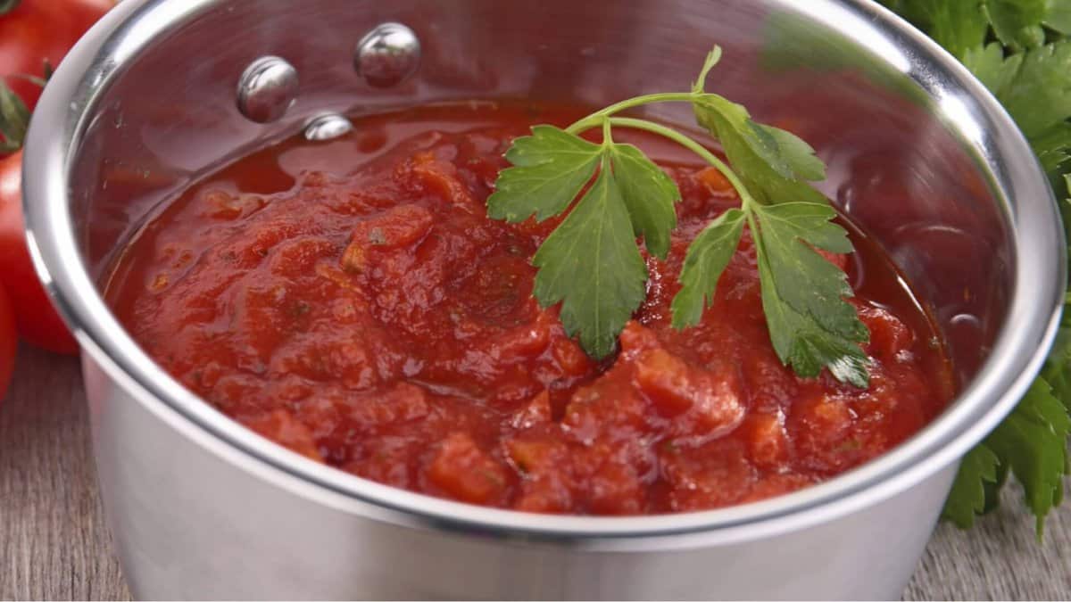 Making tomato sauce