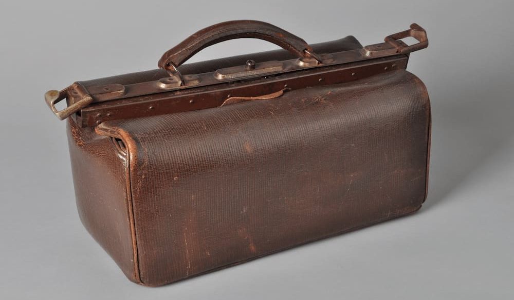 Sold at Auction: HARRODS LTD. MAKERS, LONDON A VINTAGE LEATHER GLADSTONE BAG 