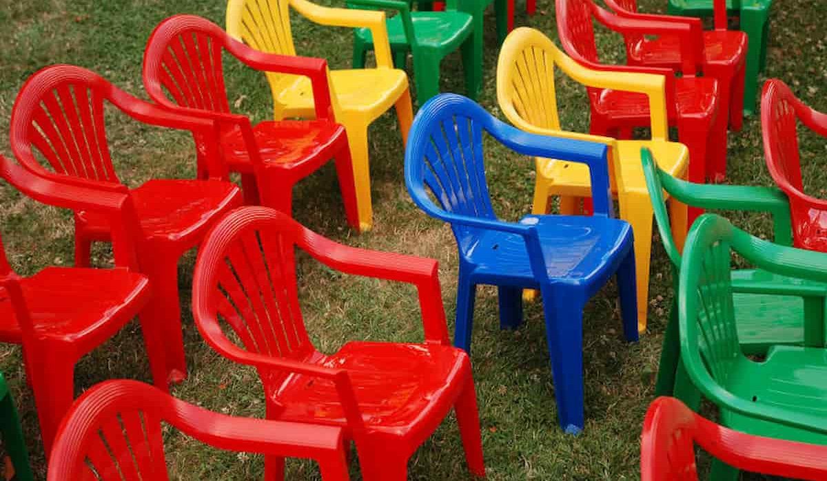 outdoor plastic chairs