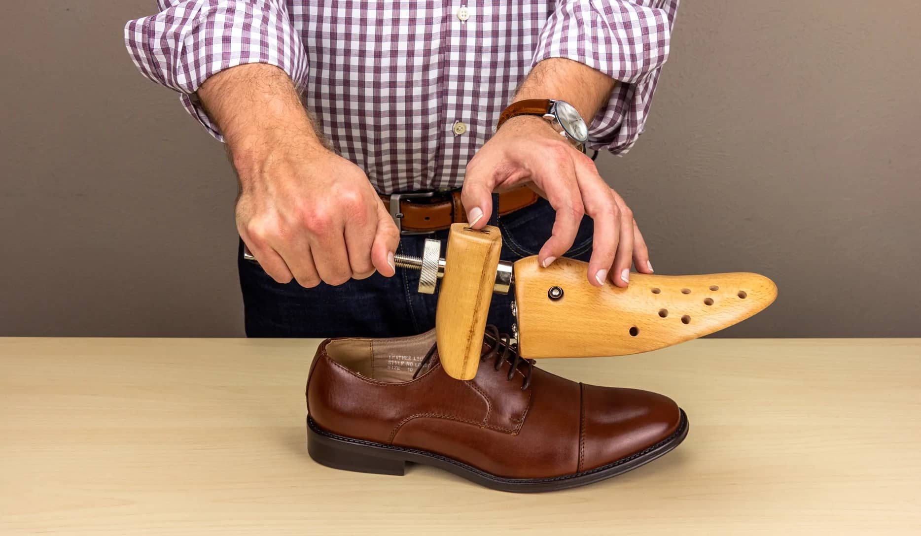 how to stretch leather shoes
