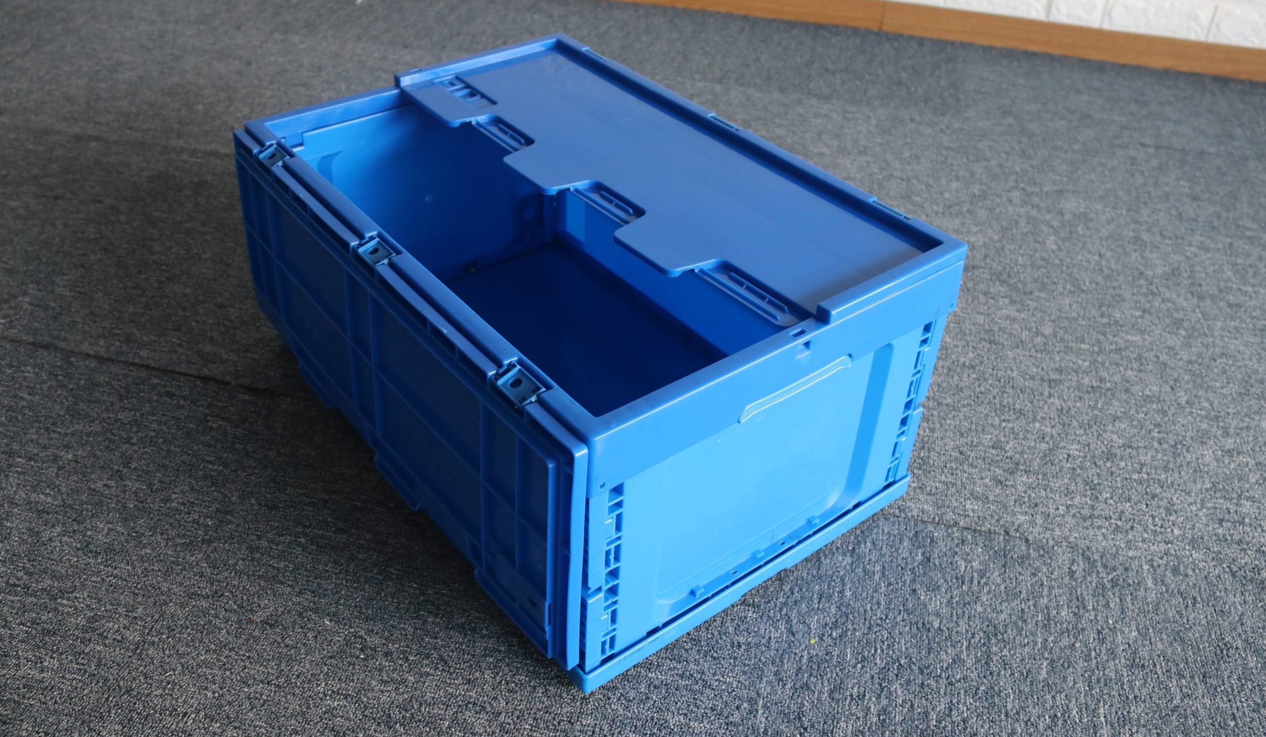 plastic shipping crates with lids