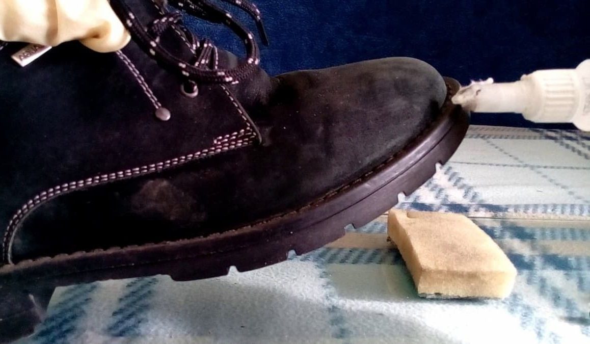 how to clean black leather shoes