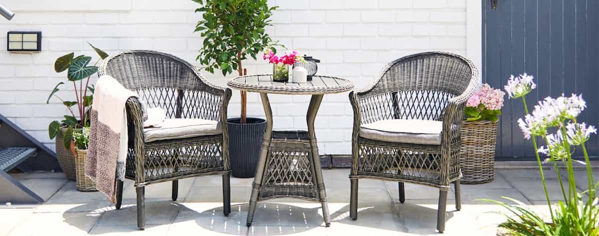 Garden chairs with footstools