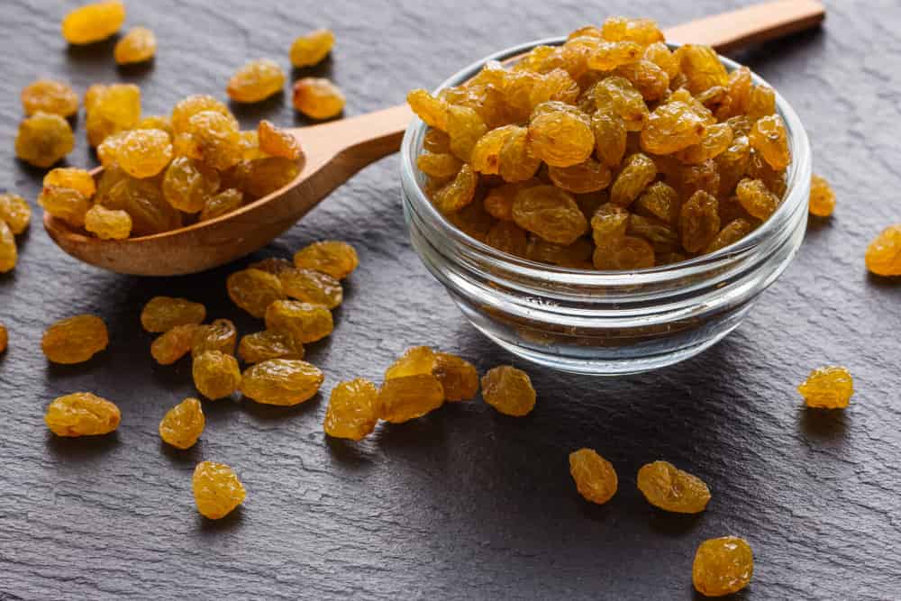 dried golden raisins nutrition facts
