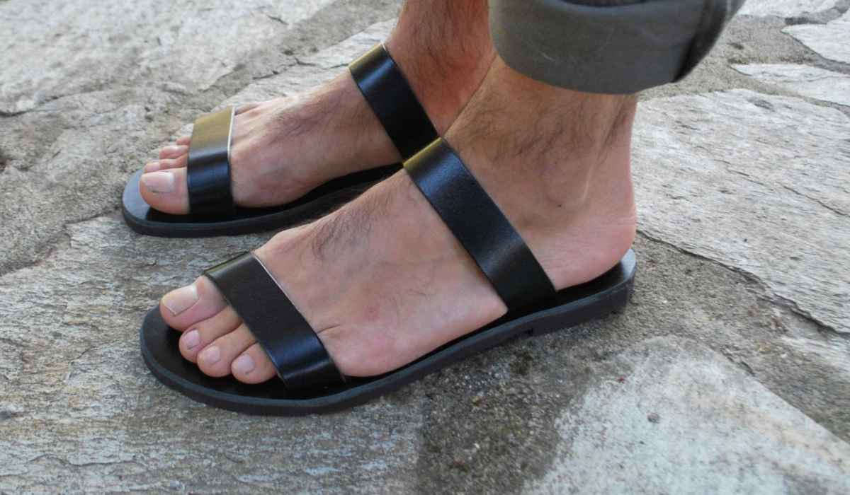 sandals for wide feet