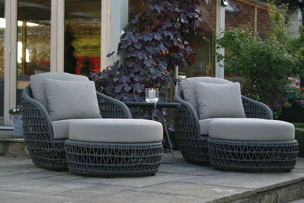 Outdoor lounge chair set