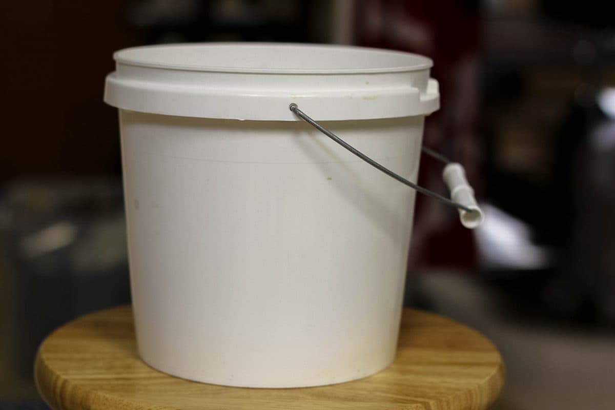 Wholesale plastic bucket with handle
