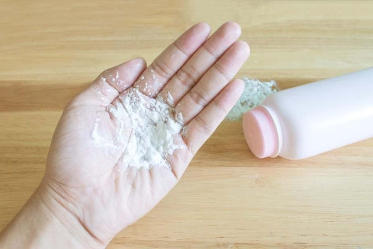 does talcum powder cause breakouts on face