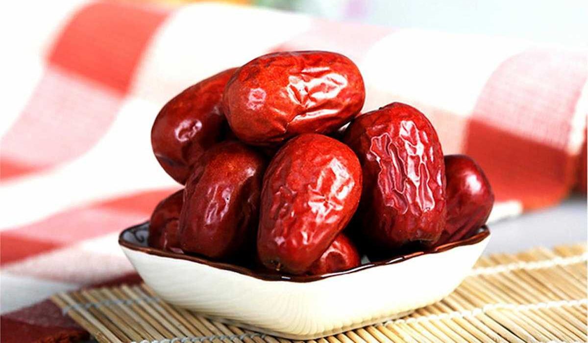 eating Chinese red dates
