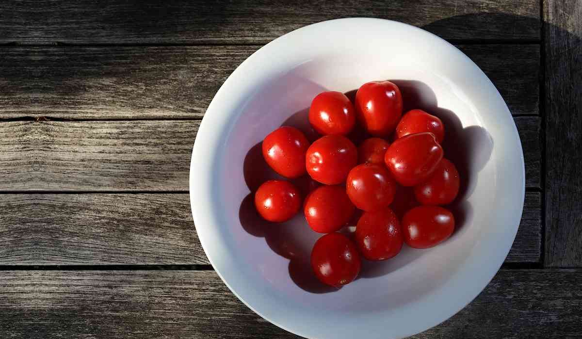 Cherry tomatoes vs grape tomatoes similarities