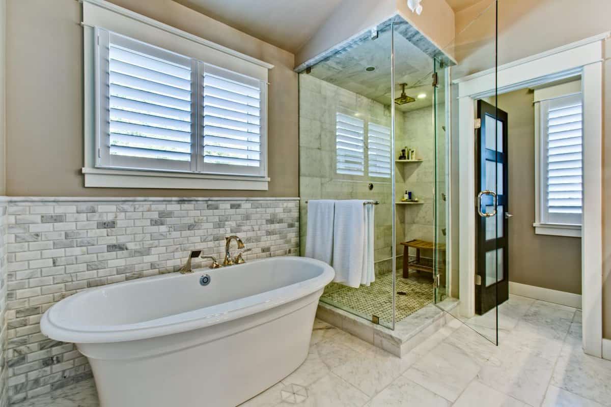 Shower house. Бюджетные Ванные комнаты. Бюджетная ванная комната. Интерьеры бюджетных ванных комнат. Компактная ванная.