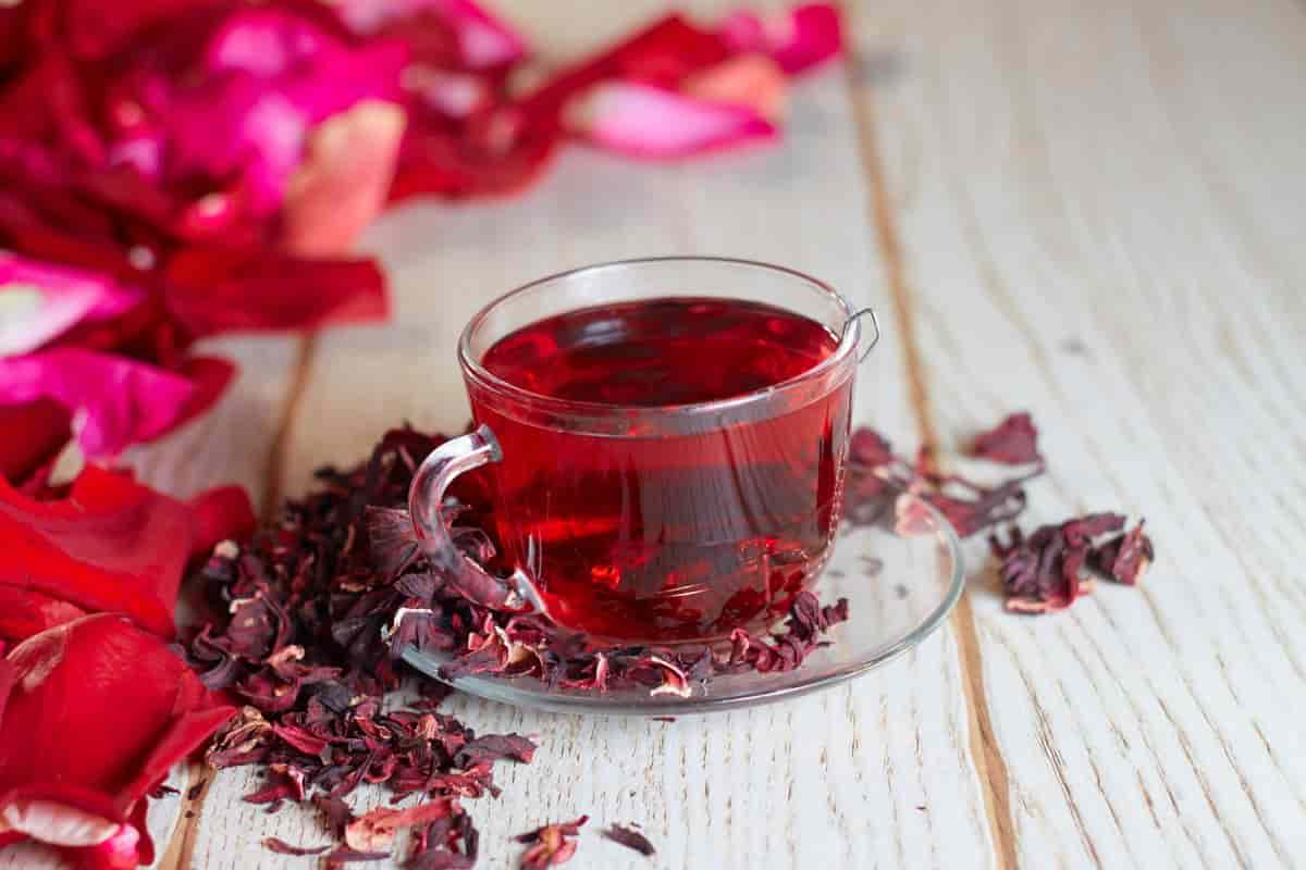 Red rose petals teas benefits