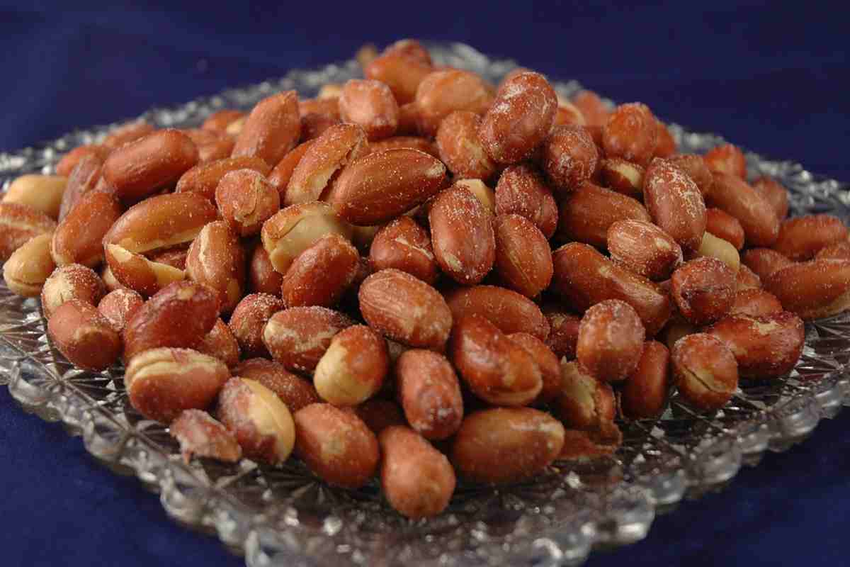 red skin peanuts calories