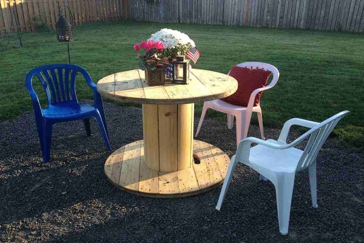outdoor plastic chairs with cup holders